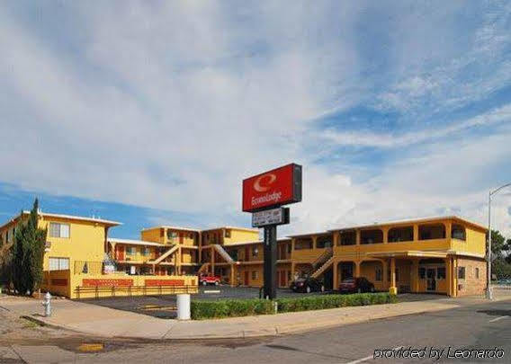 Econo Lodge Tucson Bagian luar foto