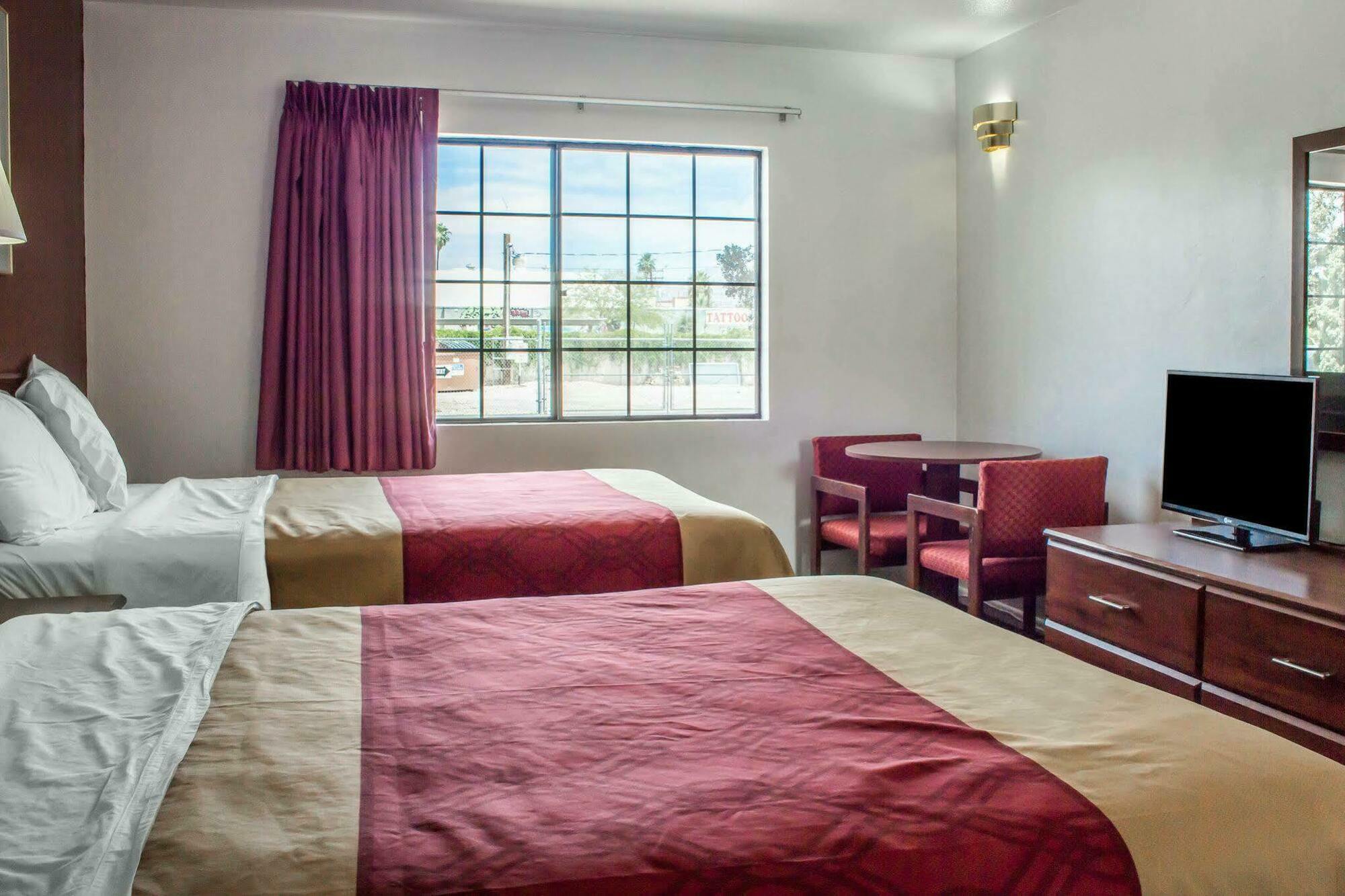 Econo Lodge Tucson Bagian luar foto