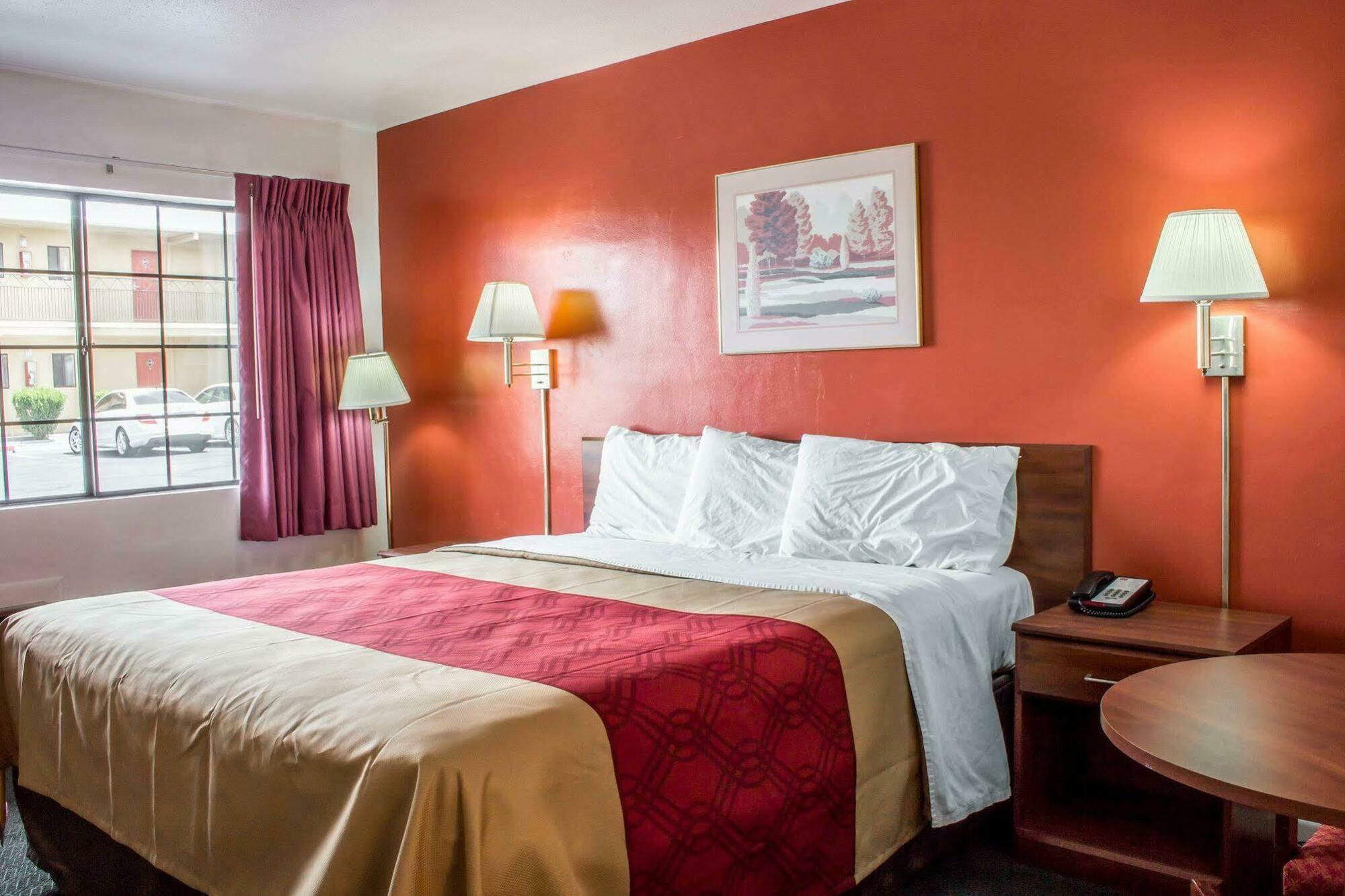 Econo Lodge Tucson Bagian luar foto